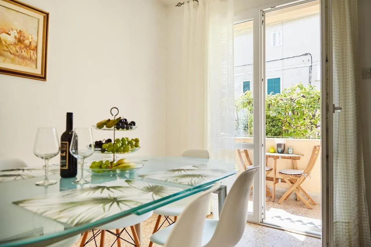 Apartment I&M With Private Parking Split